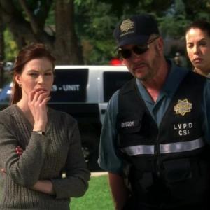 Still of Heather Stephens and William Petersen in CSI kriminalistai (2000)