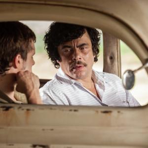 Still of Benicio Del Toro and Josh Hutcherson in Eskobaras: kruvinas rojus (2014)
