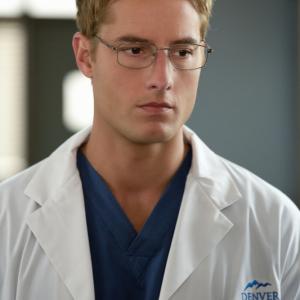 Still of Jack Rowand and Justin Hartley in Emily Owens MD 2012