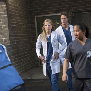 Still of Mamie Gummer and Justin Hartley in Emily Owens MD Pilot 2012