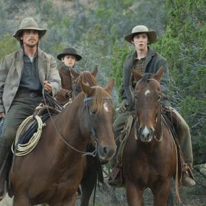 Still of Christian Bale, Logan Lerman and Benjamin Petry in Traukinys i Juma (2007)