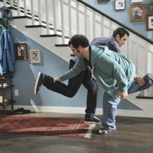 Still of Ty Burrell and Josh Gad in Moderni seima (2009)