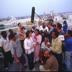 Gurinder Chadha and Aishwarya Rai Bachchan in Bride & Prejudice (2004)