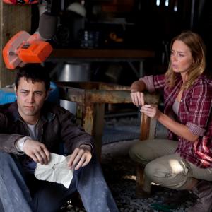 Still of Joseph Gordon-Levitt and Emily Blunt in Laiko kilpa (2012)