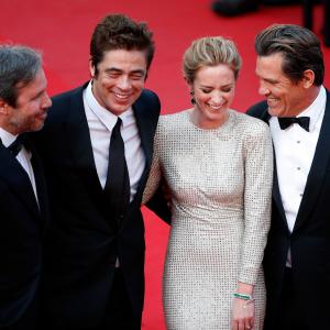 Josh Brolin, Benicio Del Toro, Denis Villeneuve and Emily Blunt at event of SICARIO: Narkotiku karas (2015)