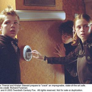 Still of Corbin Bleu, Kristen Stewart and Max Thieriot in Catch That Kid (2004)