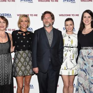 Linda Cardellini Shira Piven Kristen Wiig Eliot Laurence and Margot Hand at event of Welcome to Me 2014