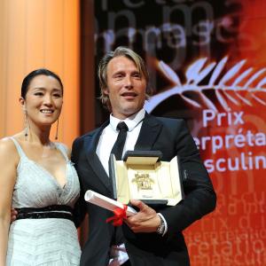 Li Gong and Mads Mikkelsen at event of Medziokle 2012