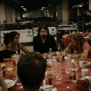 Still of Dave Grohl, Padma Lakshmi and Taylor Hawkins in Top Chef (2006)