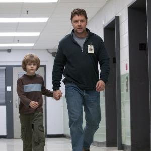 Still of Russell Crowe and Ty Simpkins in Trys itemptos dienos 2010