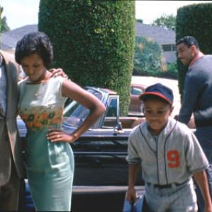 (L to r) JAMIE FOXX as American legend Ray Charles, KERRY WASHINGTON as Della Bea Robinson, TEQUAN RICHMOND. as Ray Charles, Jr. and HARRY LENNIX as manager Joe Adams in the musical biographical drama, Ray.