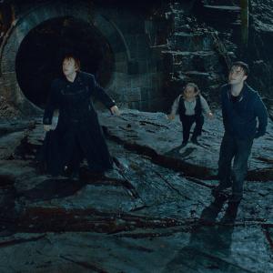 Still of Warwick Davis Rupert Grint Daniel Radcliffe and Emma Watson in Haris Poteris ir mirties relikvijos 2 dalis 2011