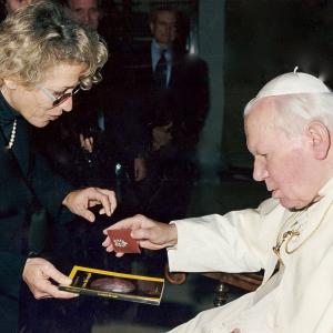 The Holy Father and Stella Leonetti showing her last novel  The Extras of the Bible