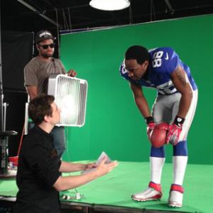 Nar Williams directing NY Giants wide receiver Hakeem Nicks.