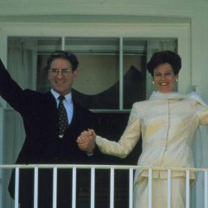 Still of Kevin Kline and Sigourney Weaver in Dave (1993)