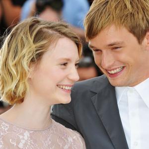 Henry Hopper and Mia Wasikowska at event of Restless (2011)