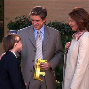 Nathan Norton, Charlie Schlatter, Roma Downey. Touched by an Angel. Outside the courthouse.