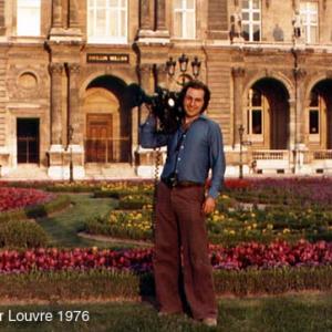 Vic Alexander shooting documentary at the Louvre museum 1976.