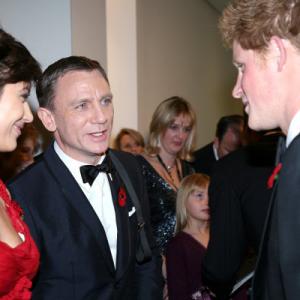 Daniel Craig Prince Harry Windsor and Olga Kurylenko at event of Paguodos kvantas 2008