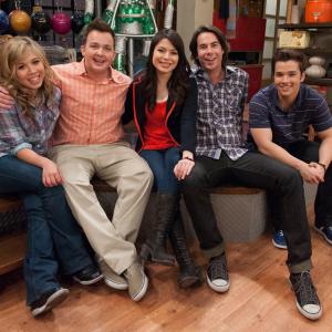 Still of Jerry Trainor, Miranda Cosgrove, Jennette McCurdy, Gibby Gibson and Noah Munck in iCarly (2007)