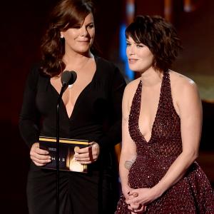Marcia Gay Harden and Lena Headey at event of The 67th Primetime Emmy Awards (2015)