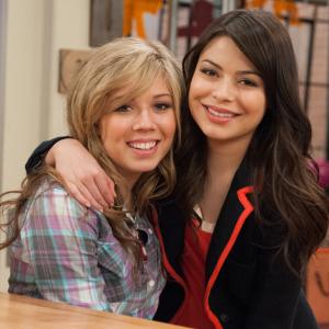 Still of Miranda Cosgrove and Jennette McCurdy in iCarly 2007