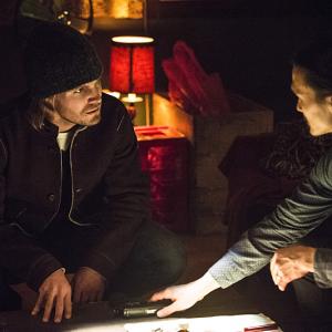 Still of Karl Yune and Stephen Amell in Strele (2012)