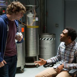 Still of Evan Peters and Donald Glover in Lozoriaus efektas 2015