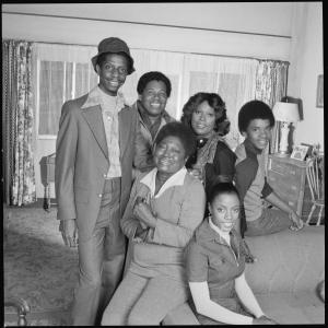 Still of Johnny Brown Ralph Carter Janet DuBois Esther Rolle BernNadette Stanis and Jimmie Walker in Good Times 1974