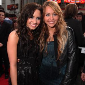 Miley Cyrus and Demi Lovato at event of Hana Montana: filmas (2009)
