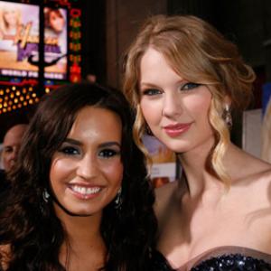 Demi Lovato and Taylor Swift at event of Hana Montana: filmas (2009)