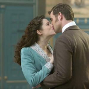 Still of Jonathan Harker, Jessica De Gouw and Oliver Jackson-Cohen in Dracula (2013)
