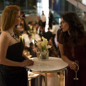 Still of Abigail Spencer and Sarah Rafferty in Suits 2011
