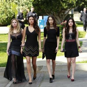 Still of Troian Bellisario Lucy Hale Ashley Benson and Shay Mitchell in Jaunosios melages 2010