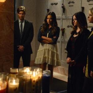 Still of Lucy Hale Ashley Benson Drew Van Acker and Shay Mitchell in Jaunosios melages 2010