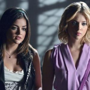 Still of Lucy Hale and Ashley Benson in Jaunosios melages 2010