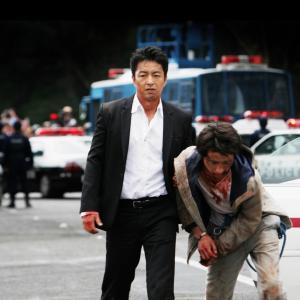 Still of Tatsuya Fujiwara and Takao Ohsawa in Wara no tate (2013)