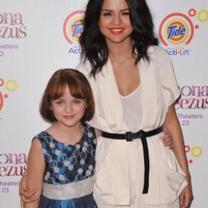 Selena Gomez and Joey King at event of Ramona and Beezus 2010