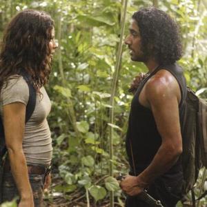 Still of Naveen Andrews and Evangeline Lilly in Dinge (2004)