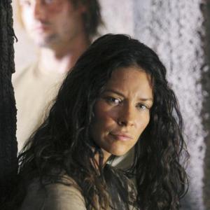 Still of Josh Holloway and Evangeline Lilly in Dinge (2004)
