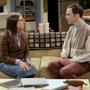 Still of Mayim Bialik and Jim Parsons in Didziojo sprogimo teorija 2007