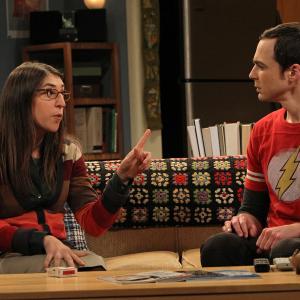 Still of Mayim Bialik and Jim Parsons in Didziojo sprogimo teorija (2007)