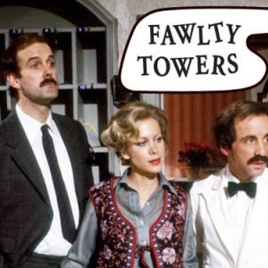 John Cleese Connie Booth and Andrew Sachs in Folcio viesbutis 1975