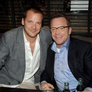 Tom Arnold and Peter Sarsgaard at event of Happy Endings (2005)