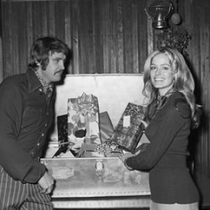 Farrah Fawcett and Lee Majors at her birthday party 02021971