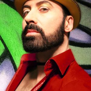 Colors like my dreams, red, gold and green... Where have I heard that 1 before? Couleurs comme mes rêves, rouge, or et vert... #Selfie #Graffiti #Art #MonsterHit #KarmaChameleon #BoyGeorge #CultureClub #Beard #MoonDazeTV #LifeIsGood