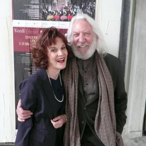 Lynn Swanson and Donald Sutherland on the set of The Best Offer