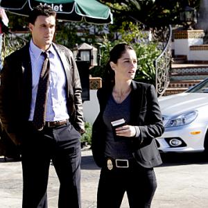 Still of Robin Tunney and Owain Yeoman in Mentalistas 2008
