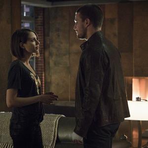 Still of Willa Holland and Stephen Amell in Strele 2012