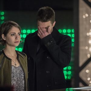 Still of Willa Holland and Stephen Amell in Strele (2012)